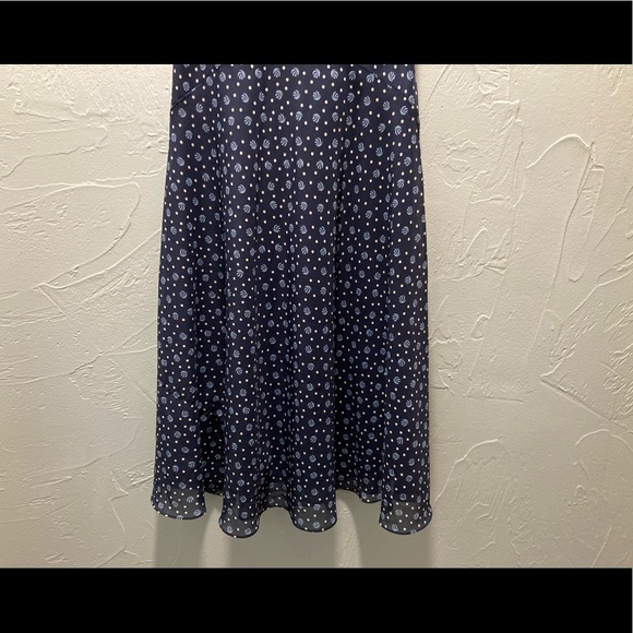 JG Hook
2P
Blue Dress with white polka dots - Picture 5 of 9